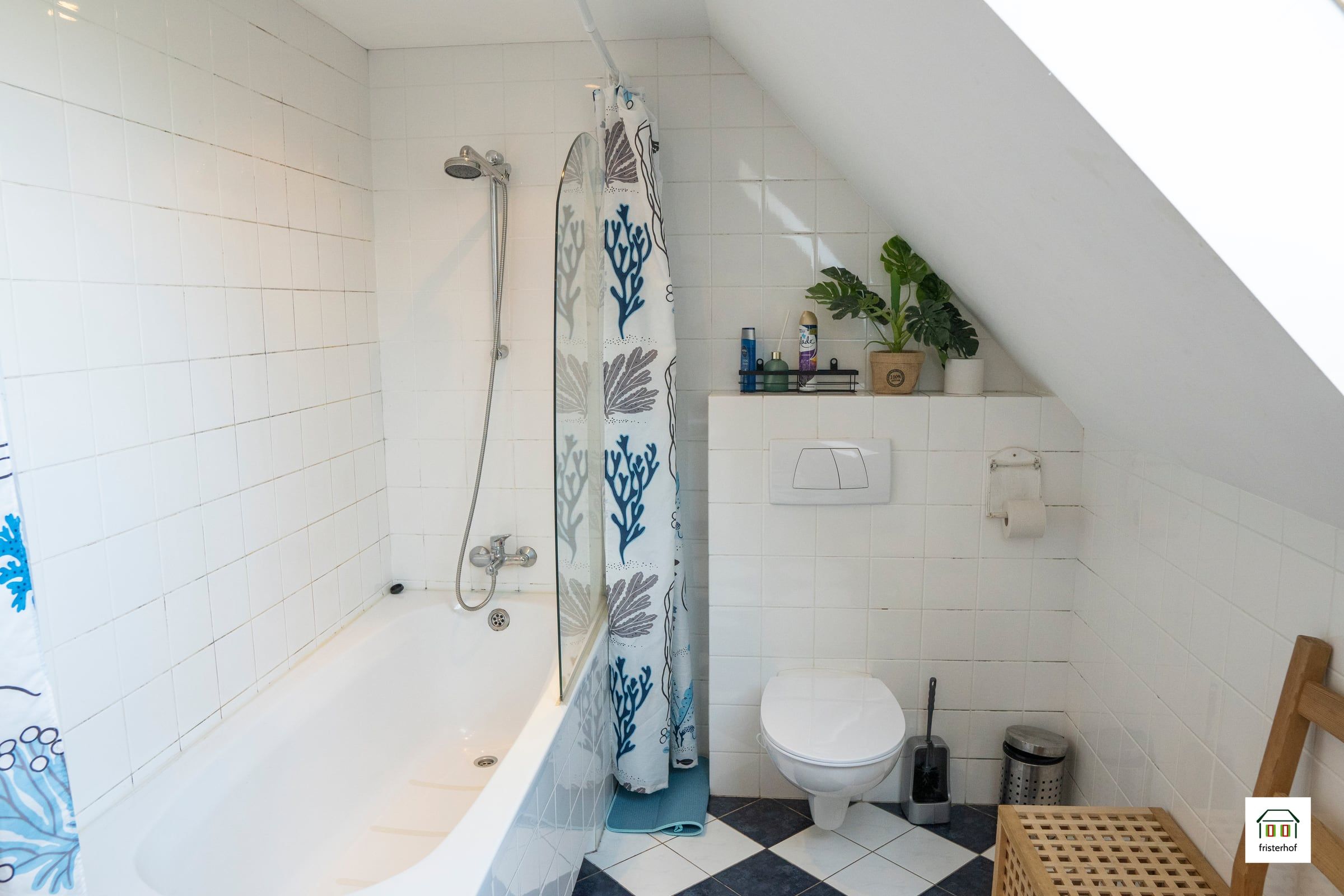 Badezimmer mit Badewanne und Dusche