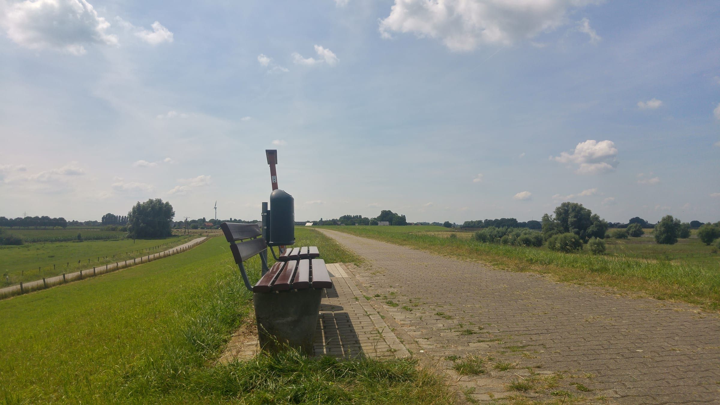 Bankje langs het fietspad op de dijk in de Millingerwaard