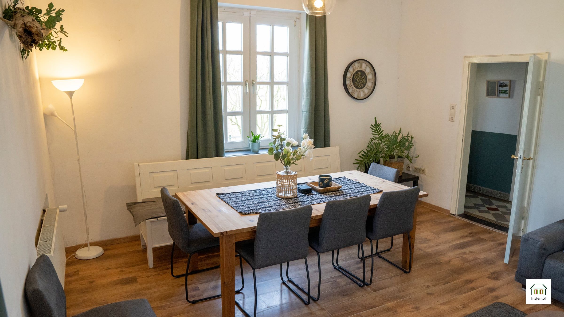 Langer Esstisch für die ganze Gruppe im hellen Wohnzimmer von Fristerhof