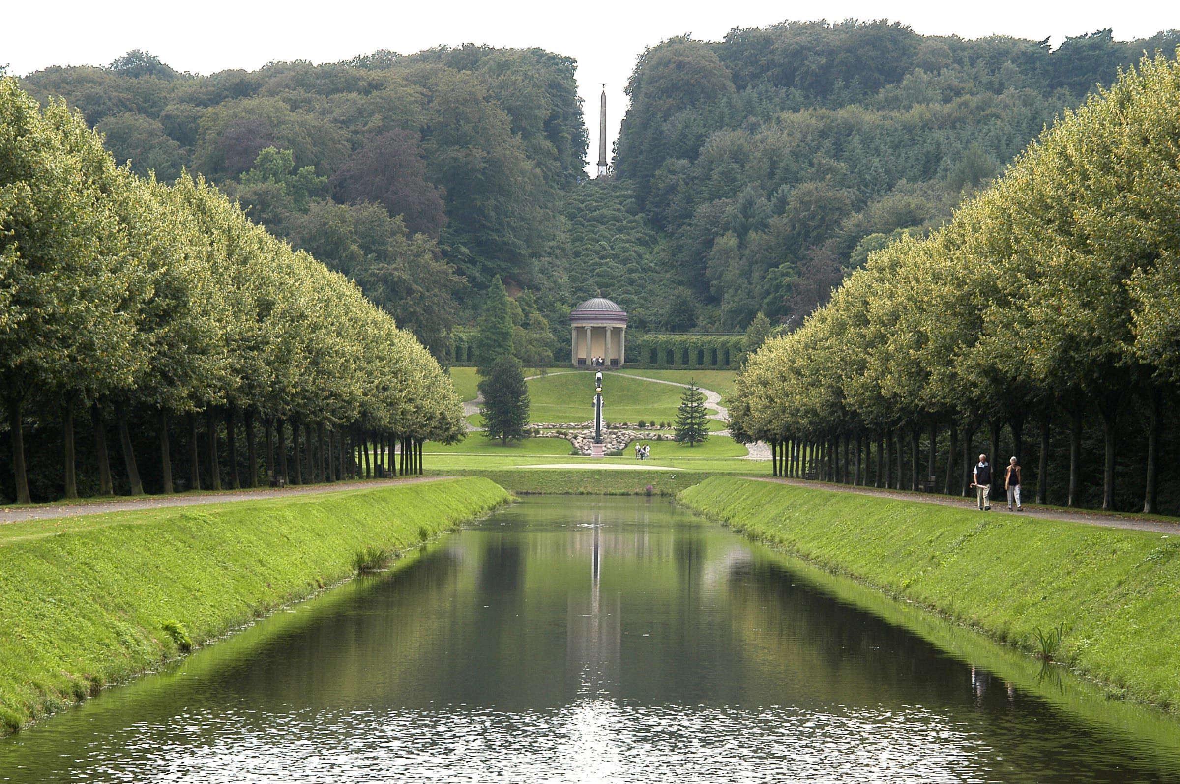 Kanaal tussen lanen van geschoren bomen in de historische tuinen van Kleve