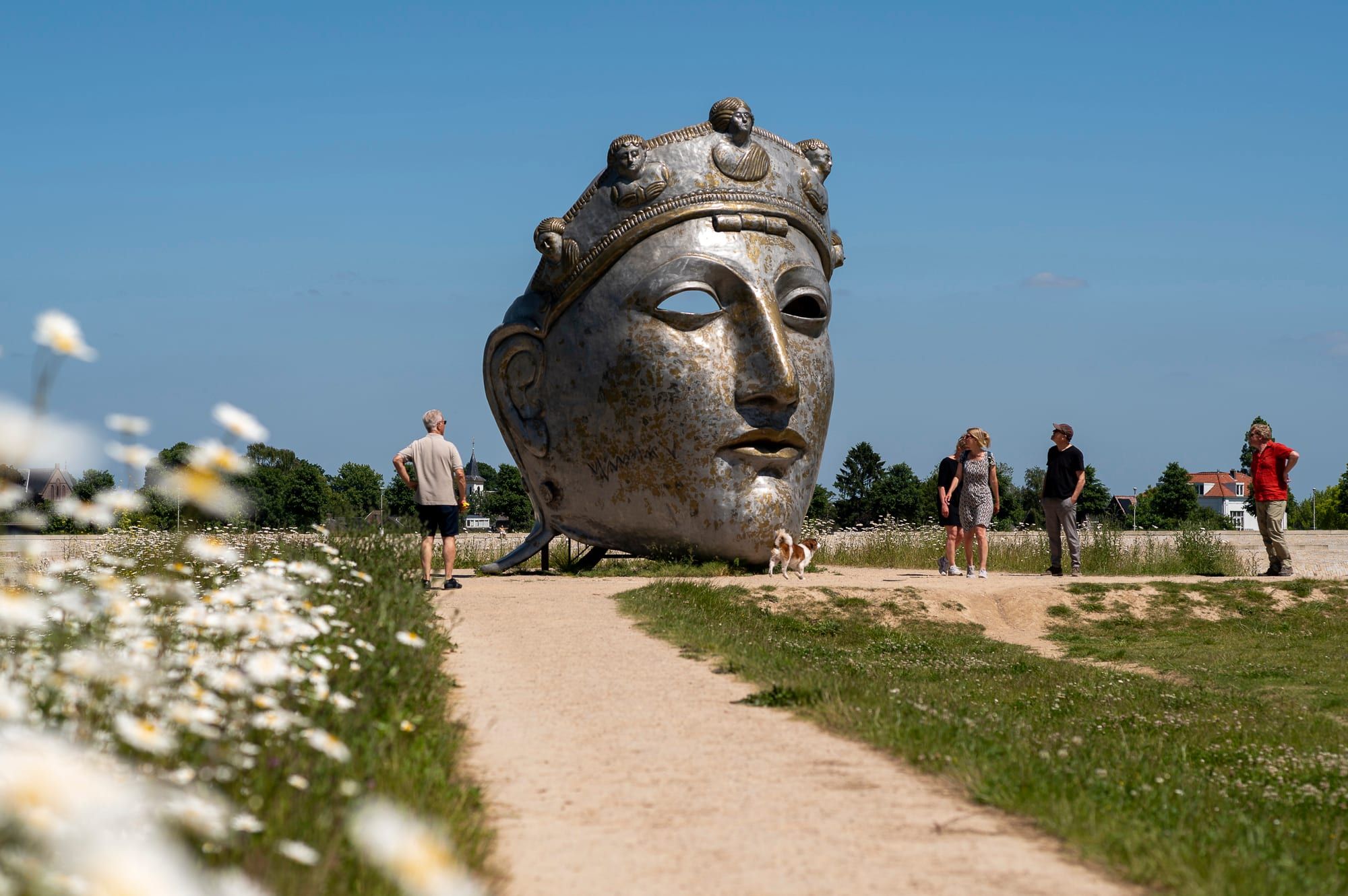 Groot metalen beeld van een Romeins ruitermasker langs een wandelpad bij Nijmegen