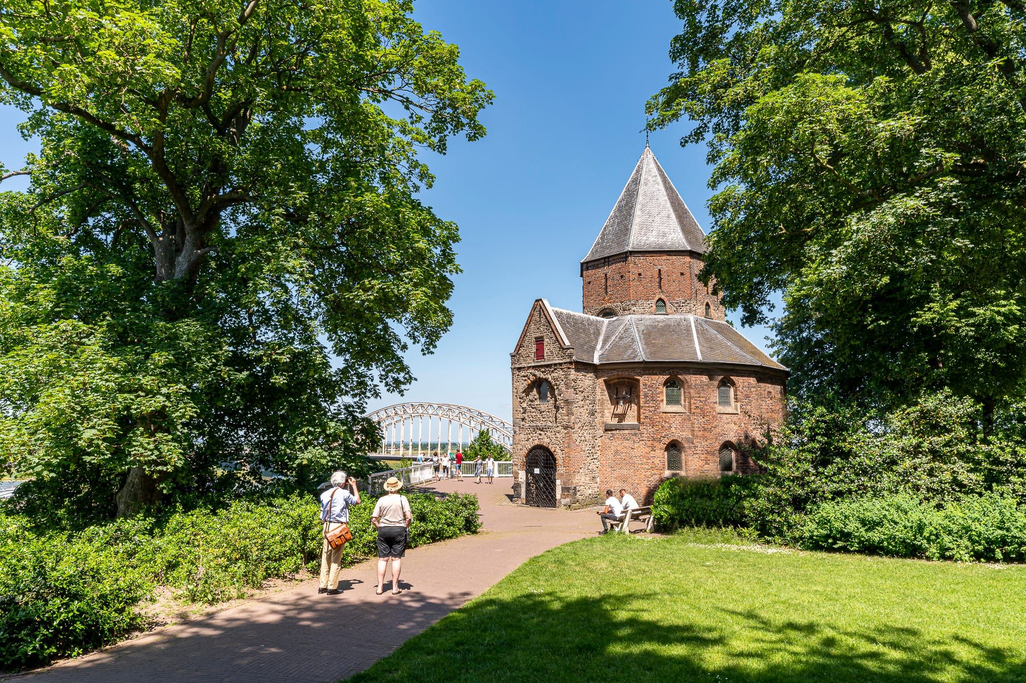 Oude romaanse kapel tussen de bomen in een park in Nijmegen