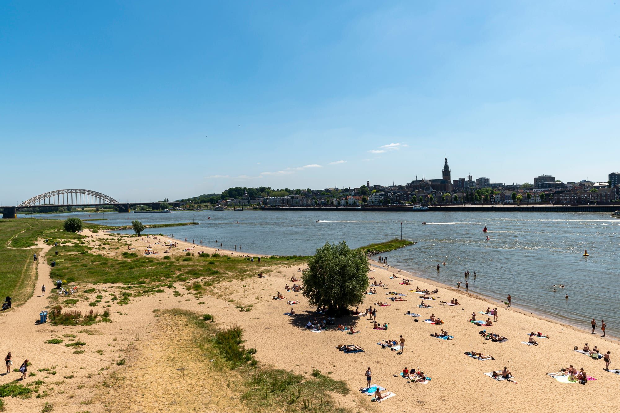 Strand aan de Waal met de brug en de skyline van Nijmegen op de achtergrond