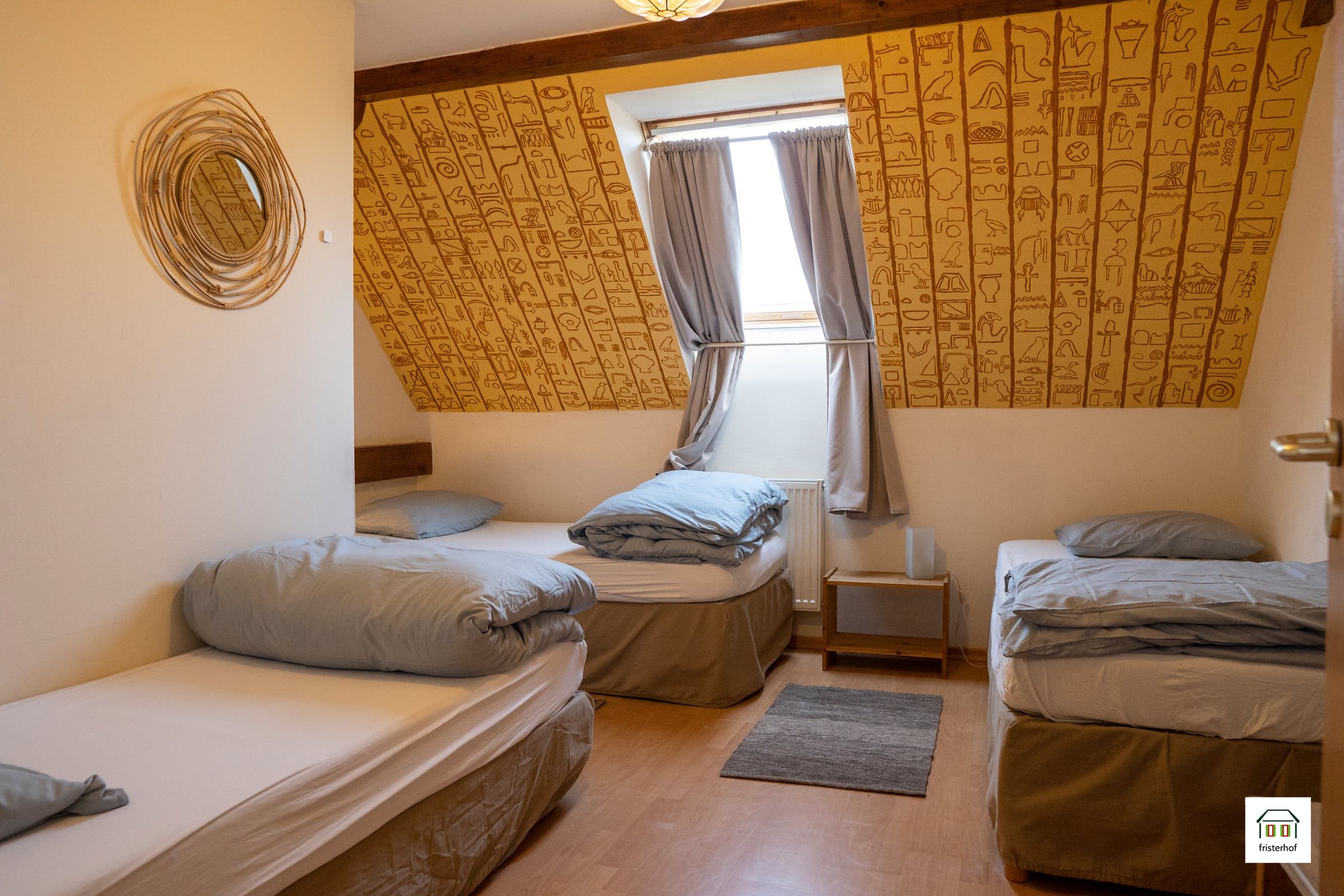 Schlafzimmer unter dem Dach mit drei Einzelbetten